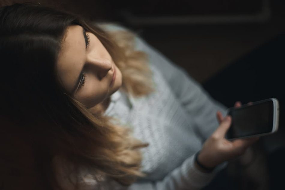 https://cdn.gabb.com/wp-content/uploads/2021/11/girl-looking-at-phone-1-950x634.jpeg